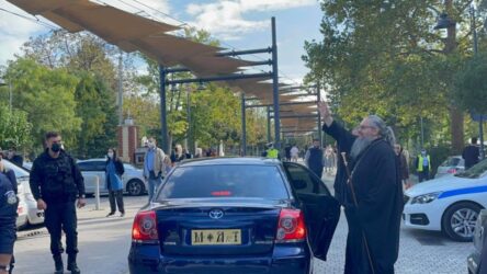 Λάρισα: Ο Μητροπολίτης χαιρέτησε τους πολίτες που τον αποδοκίμασαν για τα εμβόλια (ΒΙΝΤΕΟ)