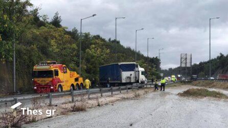 Θεσσαλονίκη: Δίπλωσε νταλίκα στο Δερβένι, ουρά από οχήματα (ΒΙΝΤΕΟ & ΦΩΤΟ)