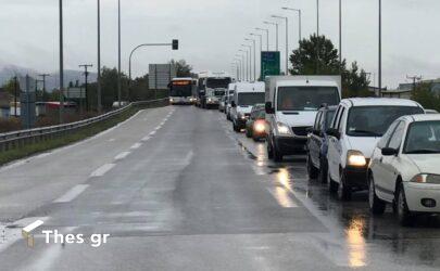 Θεσσαλονίκη: Φορτηγό συγκρούστηκε με δύο ΙΧ οχήματα στο ύψος του ΤΙΤΑΝ
