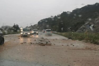Κακοκαιρία “Μπάλλος” – Χαλκιδική: Κατολίσθηση στην Εθνική Οδό έξω τη Γαλάτιστα (ΦΩΤΟ)