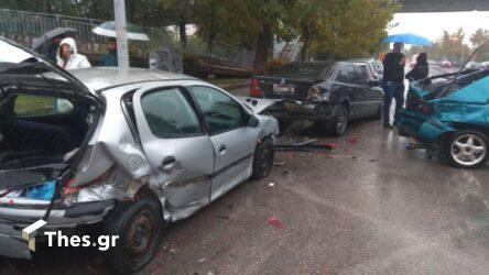 Θεσσαλονίκη: Αυτοκίνητο προσέκρουσε σε σταθμευμένα ΙΧ και κατάστημα στον Εύοσμο