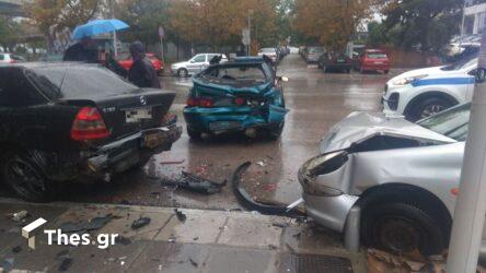 Θεσσαλονίκη: ΙΧ χτύπησε σε παρκαρισμένα στην παραλιακή – Ενας τραυματίας