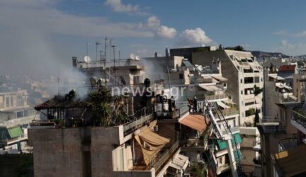 Βίντεο-σοκ: Πολίτης πηδά από ρετιρέ για να σωθεί από φωτιά σε πολυκατοικία