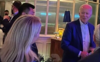 Αντιδράσεις για τον Μπάιντεν που δε φορούσε μάσκα σε εστιατόριο (ΒΙΝΤΕΟ)