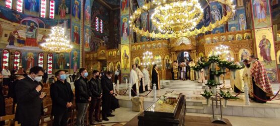 Θεσσαλονίκη: Βουλευτές, Μητροπολίτες και πιστοί αποχαιρέτησαν τον εμβληματικό ιερέα των 40 Εκκλησιών (ΦΩΤΟ)