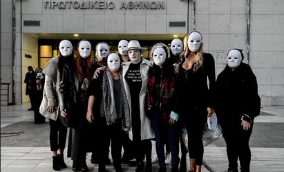 Επίθεση με βιτριόλι: Φίλες της Ιωάννας φόρεσαν μάσκες σε ένδειξη συμπαράστασης