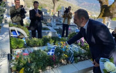 28η Οκτωβρίου: Στον τάφο του Κατσίφα ο ΥΦΥΠΕΞ ο Κατσανιώτης (ΦΩΤΟ)