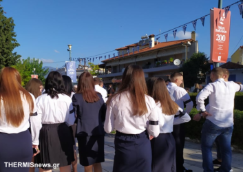 Θέρμη: Παρέλασαν με μαύρα περιβραχιόνια την 28η Οκτωβρίου (ΒΙΝΤΕΟ)