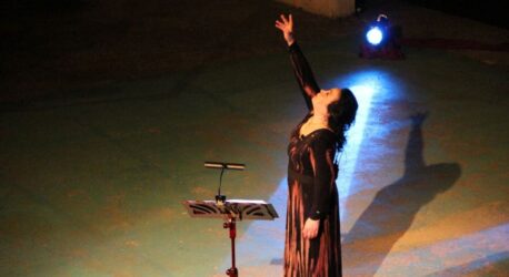 Ο θεατρικός μονόλογος “Δυο γυμνά άσπρα χέρια” της Μελίνας Μποτέλλη στο Βαφοπούλειο Πνευματικό Κέντρο