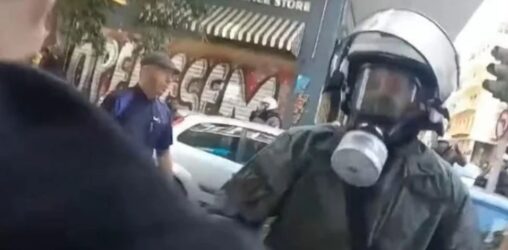 Βίντεο δείχνει άνδρα των ΜΑΤ να σπάει τζαμαρία και να λέει “ναι είμαι τρελός”