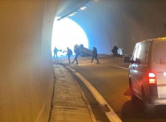 Τροχαίο σε τούνελ στην Αττική Οδό – Αμάξι συγκρούστηκε με τον τοίχο