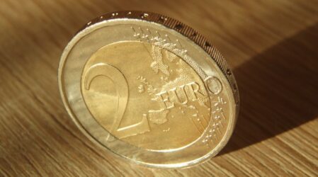 Πλαστά κέρματα των δύο ευρώ “κατέκλυσαν” την αγορά – Πως θα τα ξεχωρίζετε