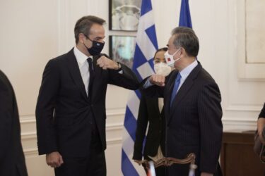 Ο Πρωθυπουργός Κυριακός Μητσοτάκης συναντήθηκε με τον υπουργό Εξωτερικών της Λαϊκής Δημοκρατίας Κίνας (ΦΩΤΟ)