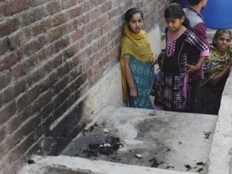 Πακιστάν: Πατέρας έκαψε ζωντανές τις 2 κόρες του και 4 εγγόνια του επειδή εκείνες παντρεύτηκαν χωρίς τη συγκατάθεσή του