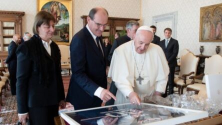 Γαλλία: Ο πρωθυπουργός δώρισε στον Πάπα υπογεγραμμένη φανέλα του Μέσι