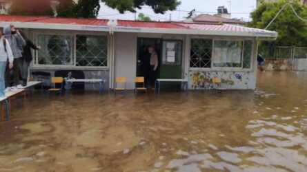 Κακοκαιρία “Μπάλλος”: Πλημμύρισε σχολείο στη Νέα Φιλαδέλφεια – Γέφυρα από θρανία σχημάτισαν οι μαθητές (ΒΙΝΤΕΟ)