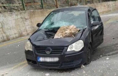 Αράχωβα: Βράχος προσγειώθηκε σε καπό κινούμενου αυτοκινήτου (BINTEO)