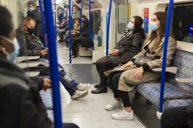 Κορονοϊός: Νέα έρευνα ανατρέπει ότι το μέτρο της απόστασης των 2 μέτρων προφυλάσσει