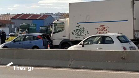 Θεσσαλονίκη: Φορτηγό συγκρούστηκε με αυτοκίνητο στο Δερβένι – Μεγάλο το μποτιλιάρισμα (ΦΩΤΟ)