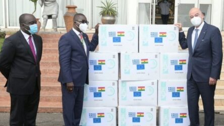 Στη Γκάνα ο Νίκος Δένδιας – Δωρεά 150000 εμβολίων από την Ελλάδα