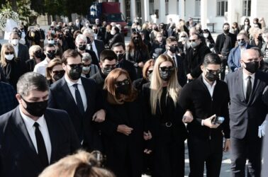 Χρήστος Κυριαζής: Συγγενείς και φίλοι αποχαιρέτησαν τον τραγουδιστή – Με λευκά τριαντάφυλλα η Βάνα Μπάρμπα (ΦΩΤΟ)