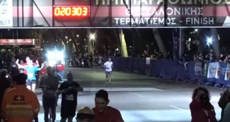 Θεσσαλονίκη: Ο Κώστας Σταμούλης τερμάτισε πρώτος στον 9ο Διεθνή Νυχτερινό Ημιμαραθώνιο (ΒΙΝΤΕΟ)