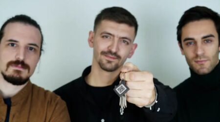 Θεσσαλονίκη: Νεαροί φτιάχνουν σε μπρελόκ το πιστοποιητικό εμβολιασμού (ΒΙΝΤΕΟ)