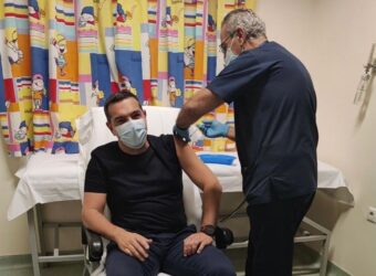 Αλέξης Τσίπρας: Εκανε την τρίτη δόση του εμβολίου – Το μήνυμα του για τον εμβολιασμό
