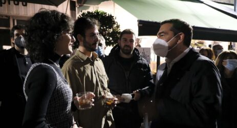 Με νέους σε μπαρ της Λάρισας συναντήθηκε ο Τσίπρας (ΦΩΤΟ)