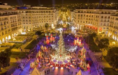 “Μαγεία” η χριστουγεννιάτικη Θεσσαλονίκη από ψηλά – Εικόνες από drone