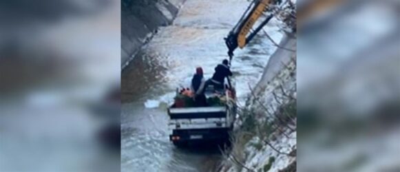 Φορτηγό έπεσε σε ρέμα του Κηφισού