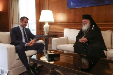 Προς μονιμοποίηση 4000 ιερείς – Παρών ο Μητσοτάκης στη ΔΙΣ