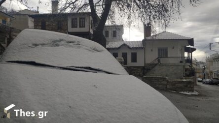 Θεσσαλονίκη: Επεσαν τα πρώτα χιόνια – Ποιοι δρόμοι είναι κλειστοί