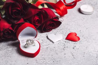 Θεσσαλονίκη: Μια ξεχωριστή πρόταση γάμου από διανομέα στη σύντροφό του (ΒΙΝΤΕΟ)