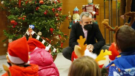Θεσσαλονίκη: Μαθητές των δημοτικών παιδικών σταθμών είπαν τα κάλαντα στον Κωνσταντίνο Ζέρβα (ΦΩΤΟ)