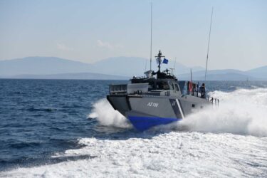 Σε εξέλιξη επιχείρηση έρευνας και διάσωσης για κρατούμενο που έπεσε από πλοίο στη Χίο 