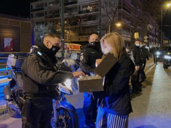 Ευχές και γλυκά σε αστυνομικούς από τον Κυριάκο και την Μαρέβα Μητσοτάκη (ΦΩΤΟ)