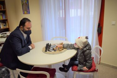 Καλαμαριά: Ο Γιάννης Δαρδαμανέλης μοίρασε δώρα σε παιδιά Συλλόγων (ΒΙΝΤΕΟ & ΦΩΤΟ)