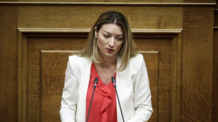 Viral έγινε η βουλευτής του ΣΥΡΙΖΑ που φτιάχνει βαρκούλες την ώρα της Εξεταστικής