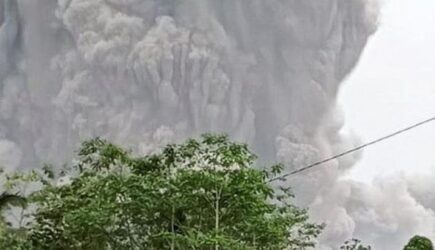 Ινδονησία: 1 νεκρός και 41 τραυματίες από την έκρηξη του ηφαιστείου Σεμέρου (ΒΙΝΤΕΟ)
