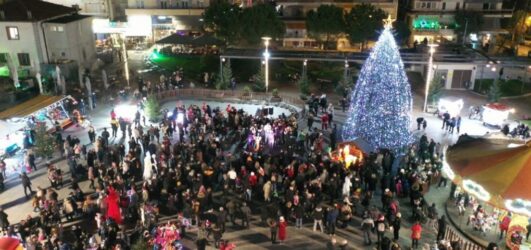 Καλαμαριά: “Μύρισε” Χριστούγεννα – Αναψε το χριστουγεννιάτικο δέντρο (ΦΩΤΟ)