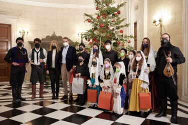 Μητσοτάκης: Άκουσε κάλαντα και μαντινάδες στο Μέγαρο Μαξίμου (ΦΩΤΟ)
