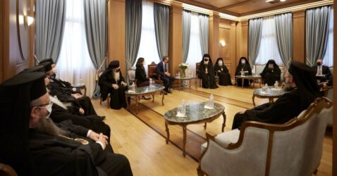 Ο πρωθυπουργός ζήτησε από τους ιεράρχες την αύξηση του εμβολιασμού και την τήρηση των μέτρων (ΦΩΤΟ)