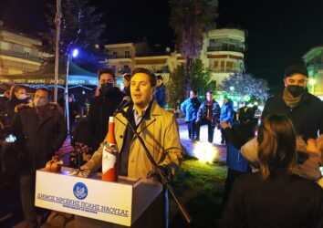 Νάουσα: Ξεκίνησαν οι εορταστικές εκδηλώσεις με το άναμμα του χριστουγεννιάτικου δέντρου (ΦΩΤΟ)