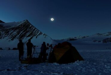 Εντυπωσιακή ολική έκλειψη ηλίου στην Ανταρκτική (ΒΙΝΤΕΟ)