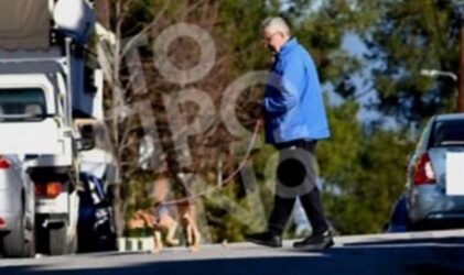 Στάθης Παναγιωτόπουλος: Τέρμα στα σενάρια για ταξίδι στο Μεξικό – Εκανε βόλτα με τον σκύλο του στη Θεσσαλονίκη