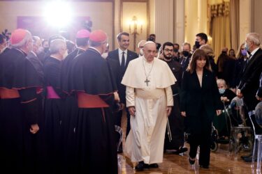 Αθήνα: Eπεισόδιο με ιερέα που διαμαρτυρόταν για την επίσκεψή του Πάπα Φραγκίσκου