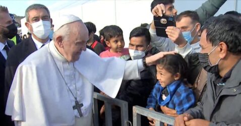 Πάπας Φραγκίσκος προς μετανάστες: «Οποιος σας φοβάται δεν σας έχει δει στα μάτια»