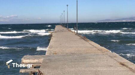 Θεσσαλονίκη: Τα κύματα “σφυροκοπούν” την παραλία στην Περαία (ΒΙΝΤΕΟ & ΦΩΤΟ)