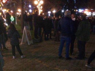 Πιερία: Διαμαρτυρία τώρα στην κεντρική Πλατεία στο Αιγίνιο για το περιστατικό με τον Γυμνασιάρχη (ΦΩΤΟ)